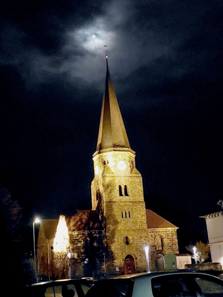 „Das Dorf und der Tod – Rehme bei Nacht“