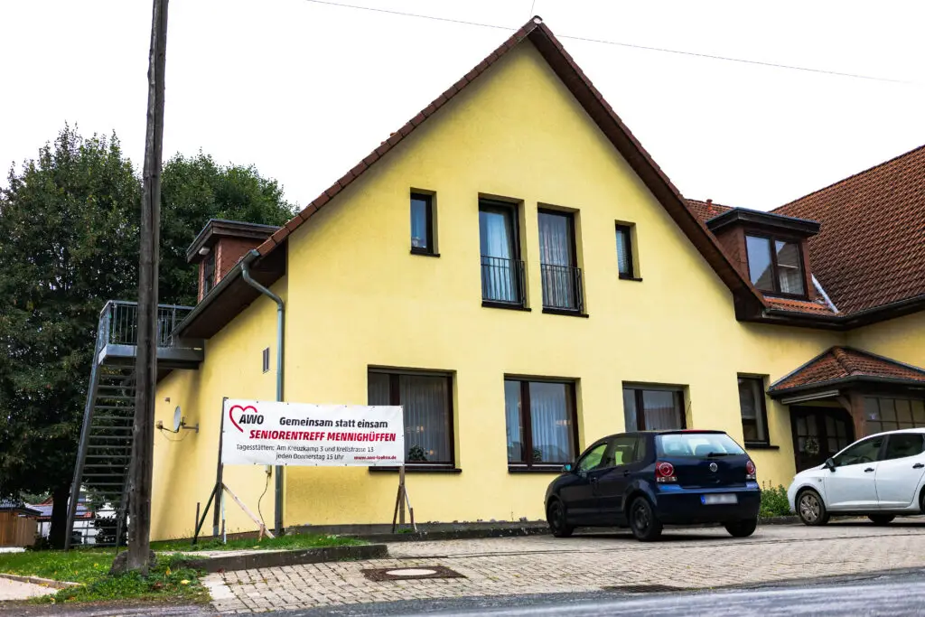 Gelbes Gebäude des AWO Treffpunkts Ostscheid