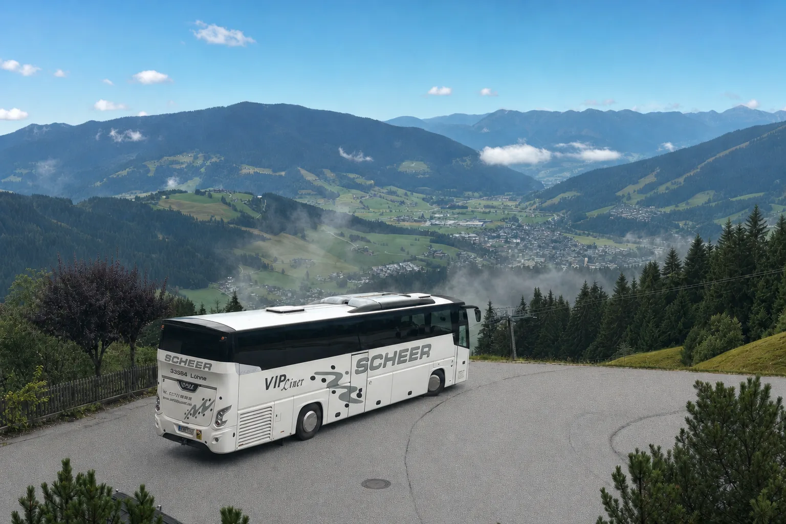 Reisebus von Scheer Omnibusbetriebs GmbH vor einer Berglandschaft