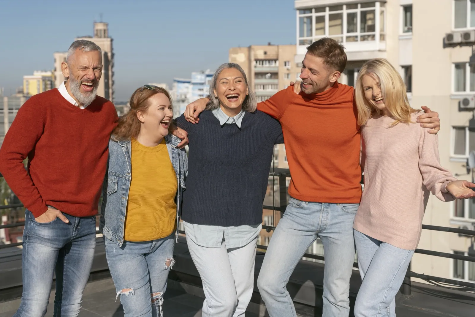 Menschen verschiedener Generationen lachen gemeinsam