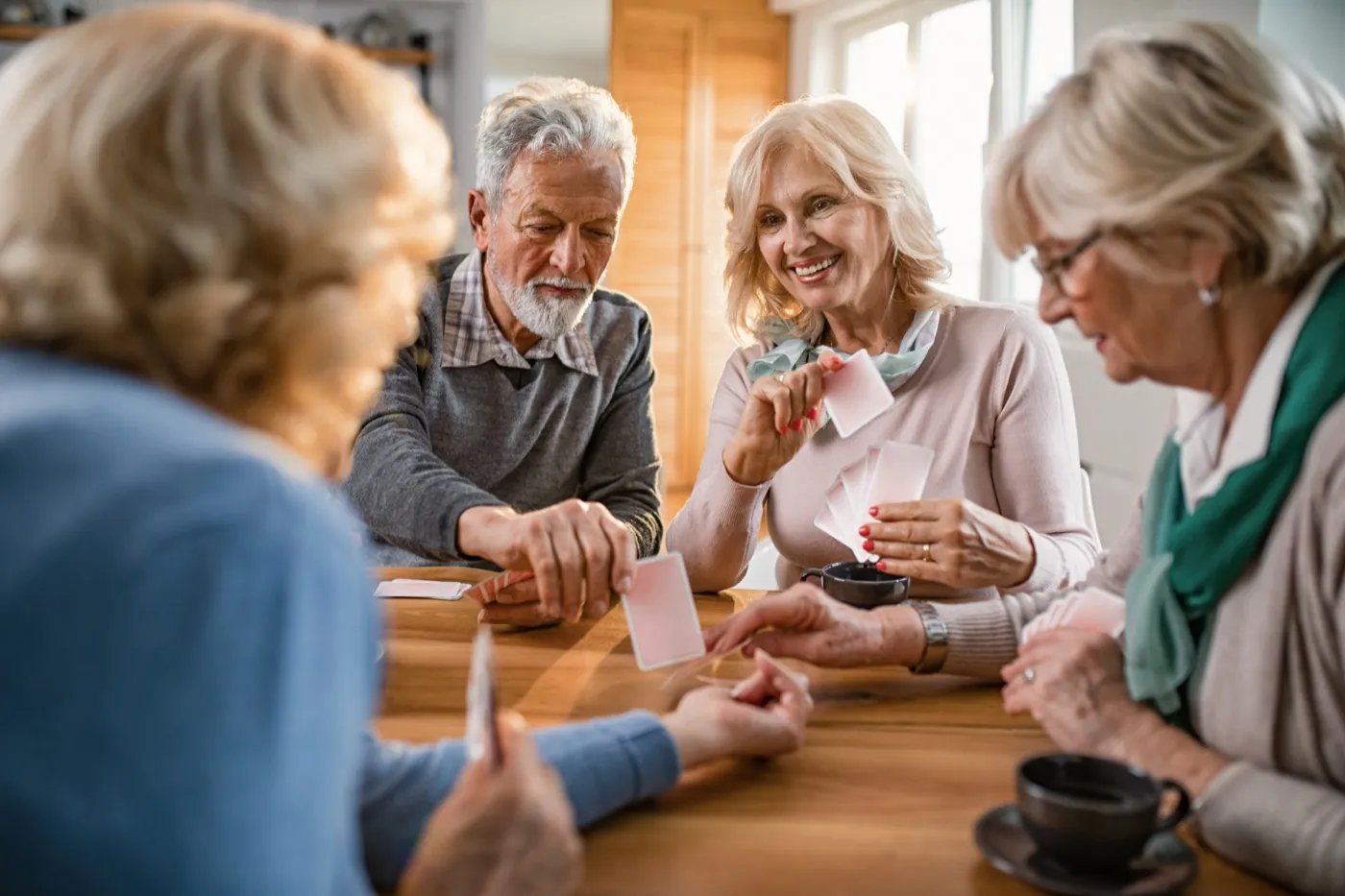 Seniorinnen und Senioren spielen gemeinsam Karten
