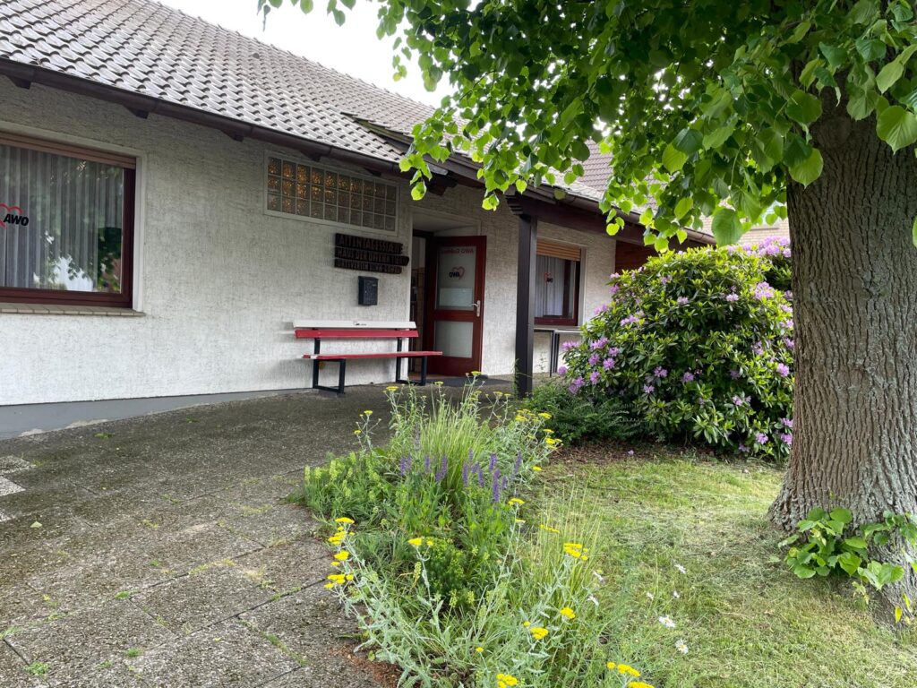 Gebäude des AWO Treffpunkts Gohfeld mit Bäumen
