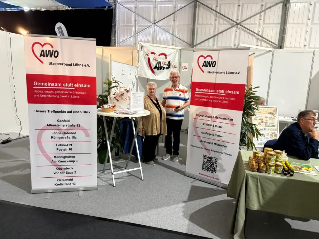 Zwei Personen am Informationsstand der AWO Stadtverband Löhne e.V. zwischen Roll-ups mit dem Motto „Gemeinsam statt einsam“ auf der Gewerbeschau 2026.