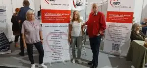 Drei Personen vor den AWO-Roll-ups mit Treffpunkten und dem Motto „Gemeinsam statt einsam“ am Stand der AWO Stadtverband Löhne e.V. auf der Gewerbeschau 2026.