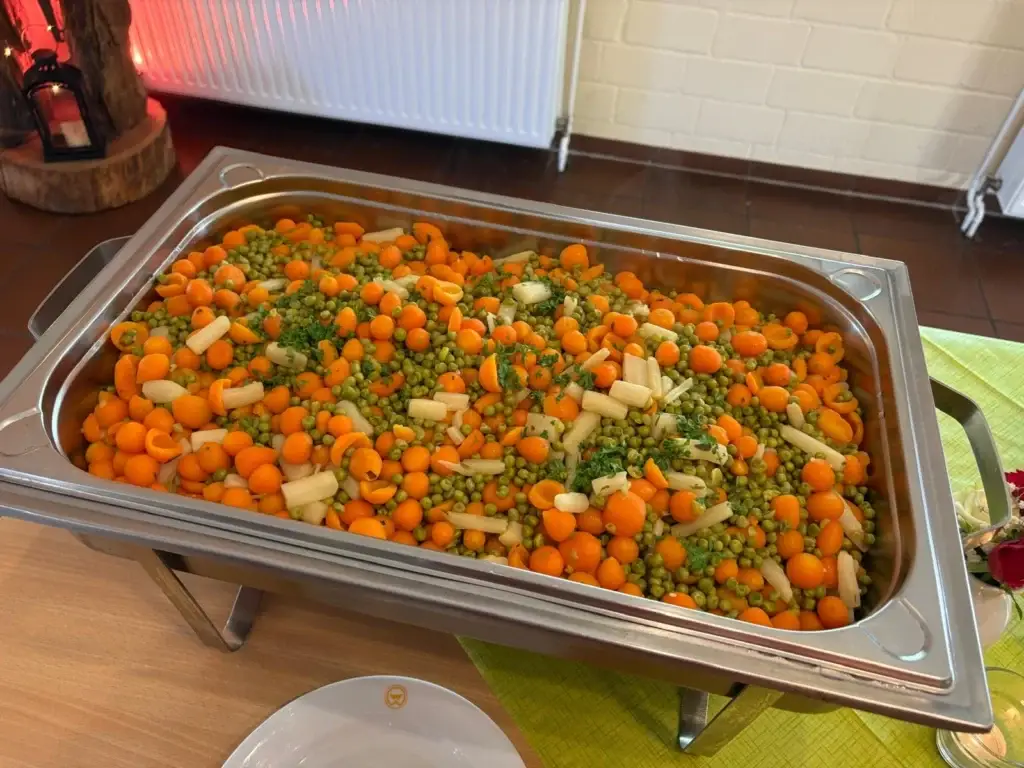 Warmhaltebehälter mit Leipziger Allerlei aus Möhren, Erbsen und Spargel