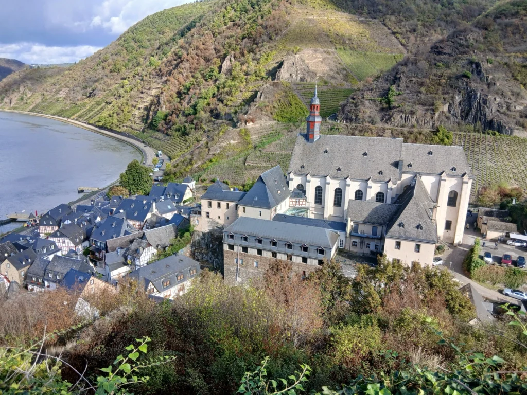 Blick von oben auf die barocke Karmeliterkirche St. Josef mit rot-weißem Dachreiter, daneben die Schieferdächer von Beilstein und die Mosel