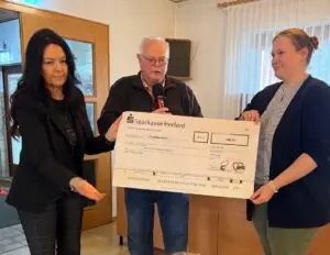 Spendenübergabe mit großem Scheck der Sparkasse Herford für die AWO-Kita und das Familienzentrum Gohfeld